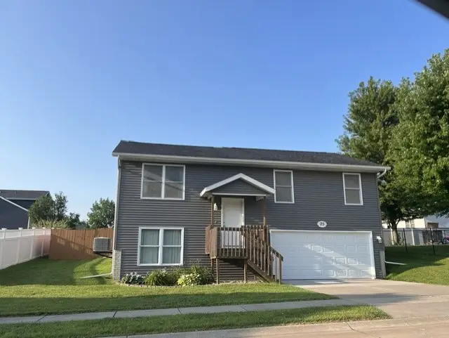 25 W Village Circle, Davenport, IA 52806 - #1