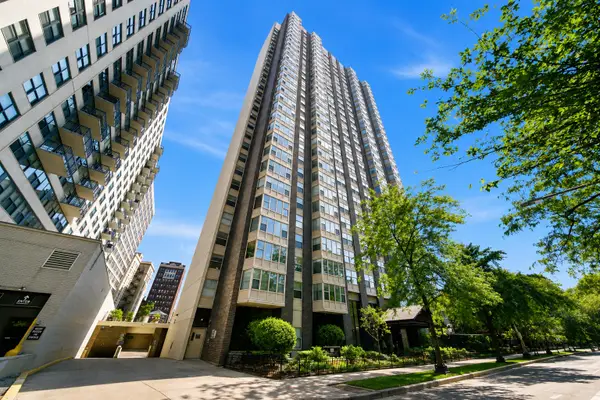 525 W Hawthorne Place #2004, Chicago, IL 60657