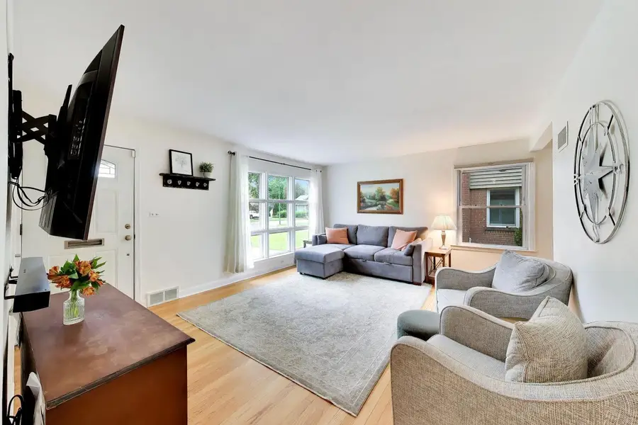 5816 W Greenleaf Avenue, Chicago, IL 60646 - #3