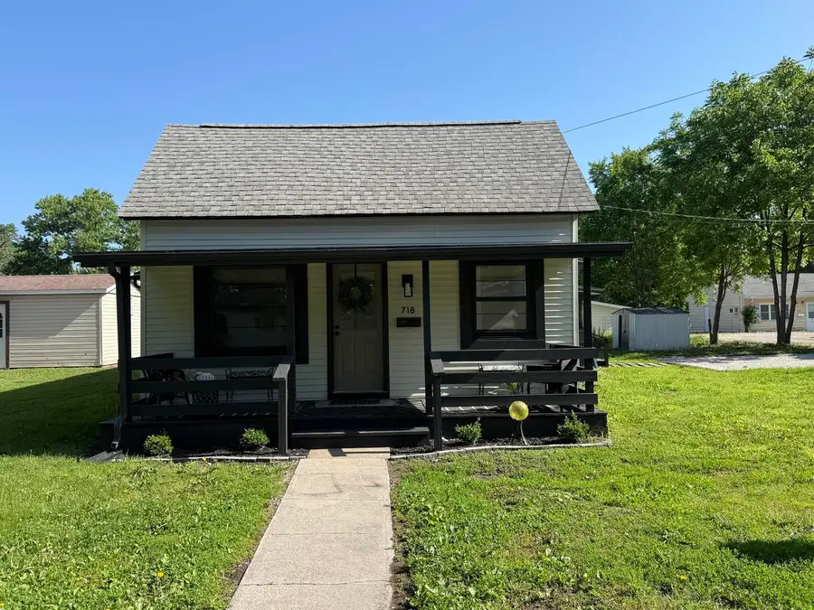718 W Roane Street, Sullivan, IL 61951 - #2