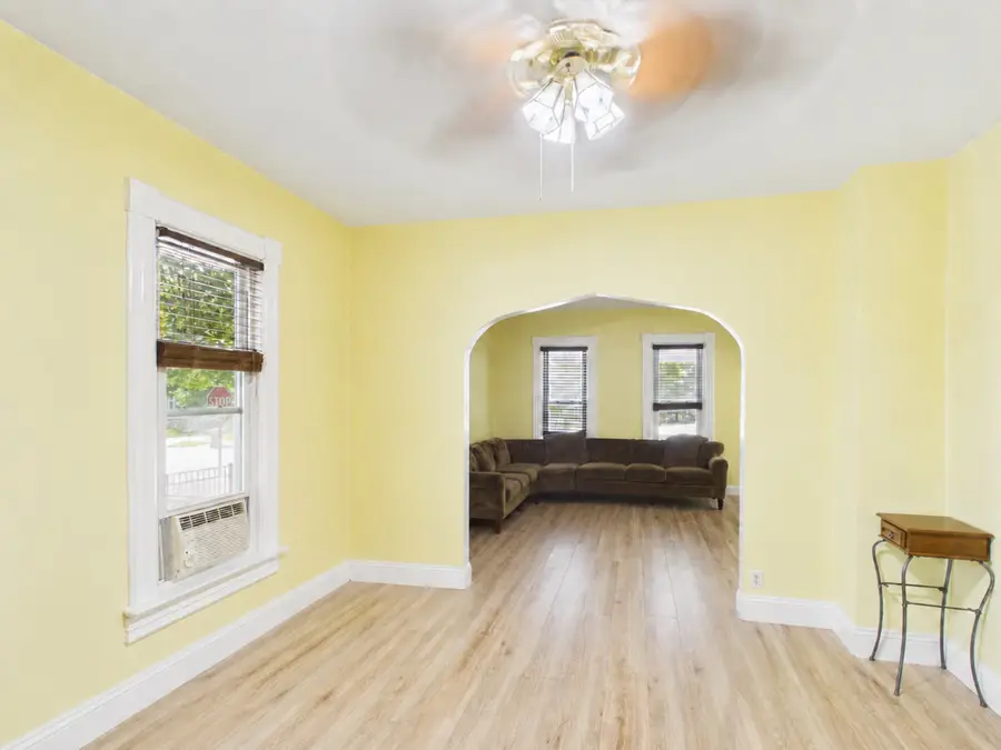 952 Larkin Avenue, Elgin, IL 60123 - #3