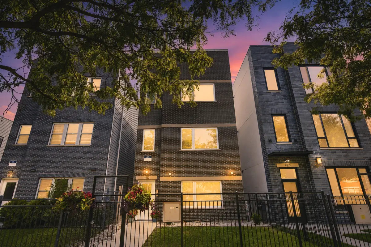 4053 S Prairie Avenue, Chicago, IL 60653 - #1