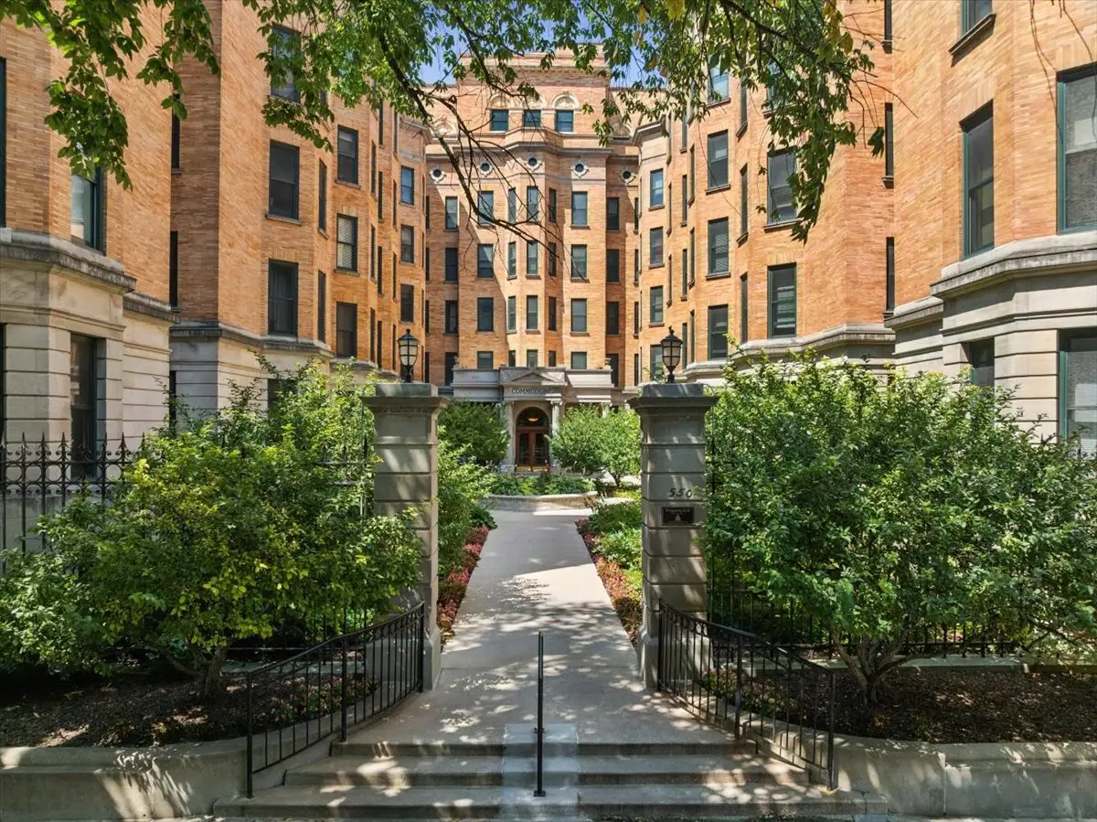 550 W Surf Street #104, Chicago, IL 60657 - #1