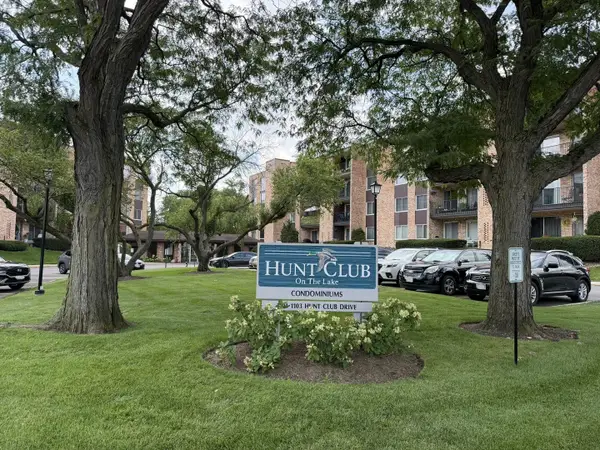 1101 S Hunt Club Drive #214, Mount Prospect, IL 60056