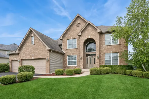 1790 Queensport Drive, Crystal Lake, IL 60014