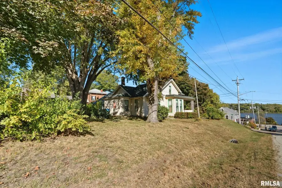 228 S 2nd Street, Le Claire, IA 52753 - #3