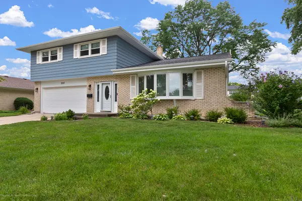 2003 E Lillian Lane, Arlington Heights, IL 60004