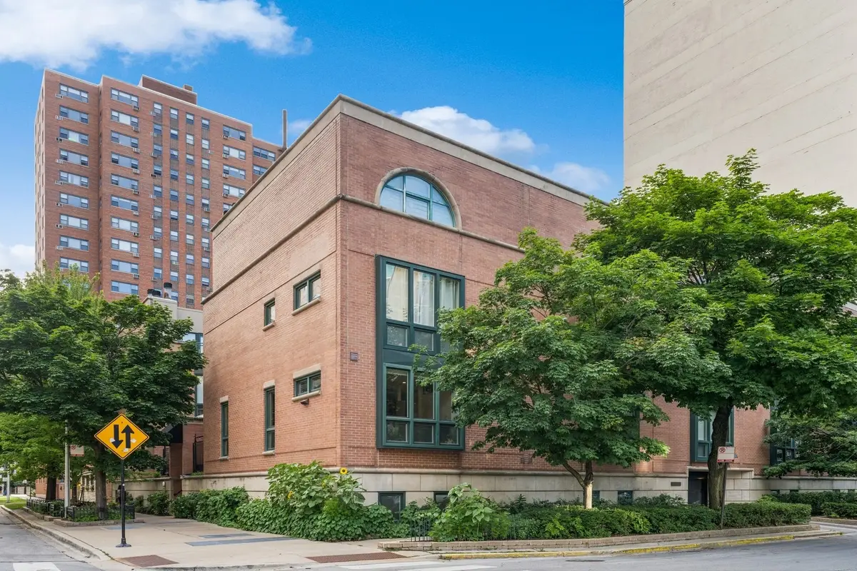 2910 N Commonwealth Avenue #3, Chicago, IL 60657 - #1