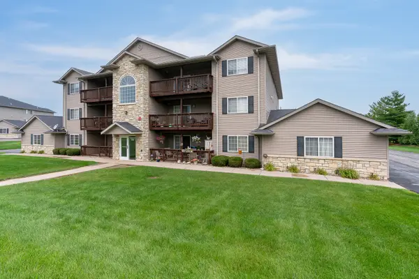 3209 S 16th Avenue #104, Eldridge, IA 52748