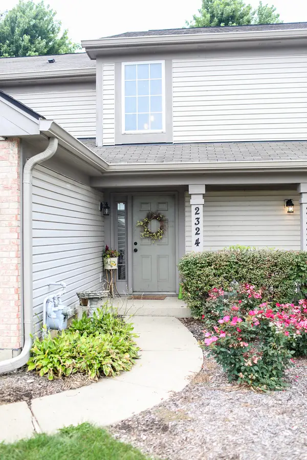 2324 College Green Drive, Elgin, IL 60123