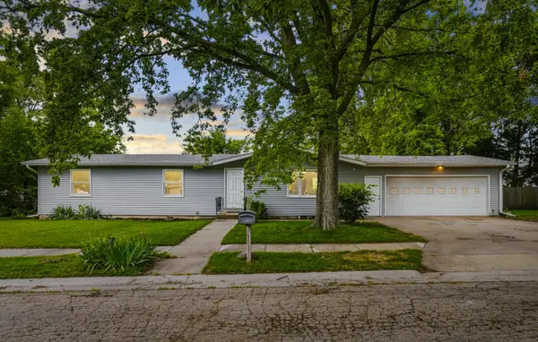 1110 8th Street, De Witt, IA 52742