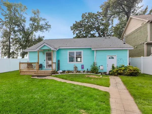 827 W Northeast Shore Drive, McHenry, IL 60051