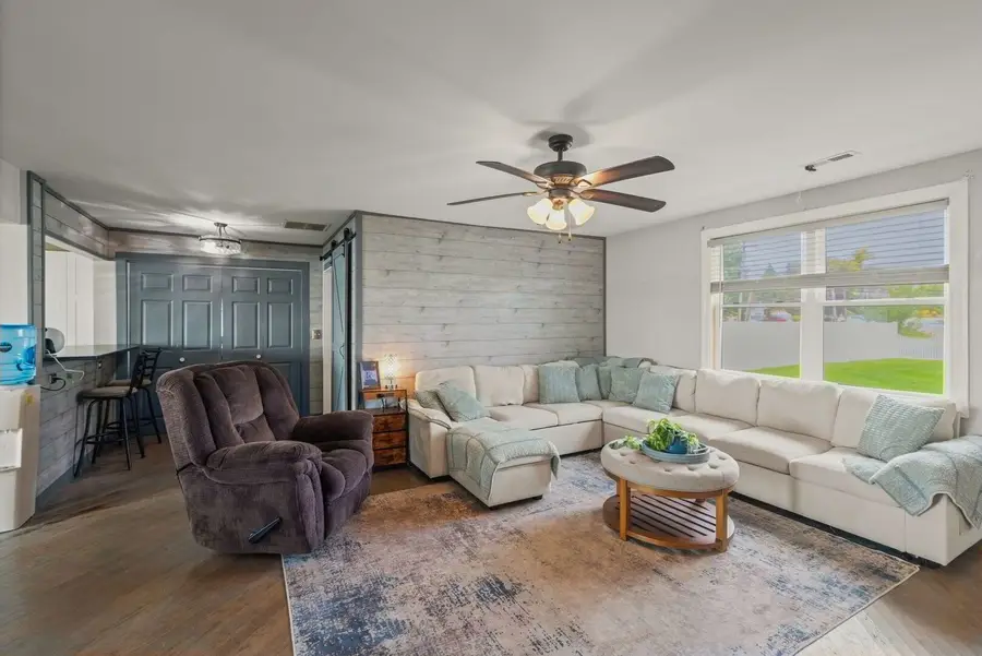 827 W Northeast Shore Drive, McHenry, IL 60051 - #3