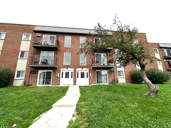 105 W Elk Trail #105, Carol Stream, IL 60188