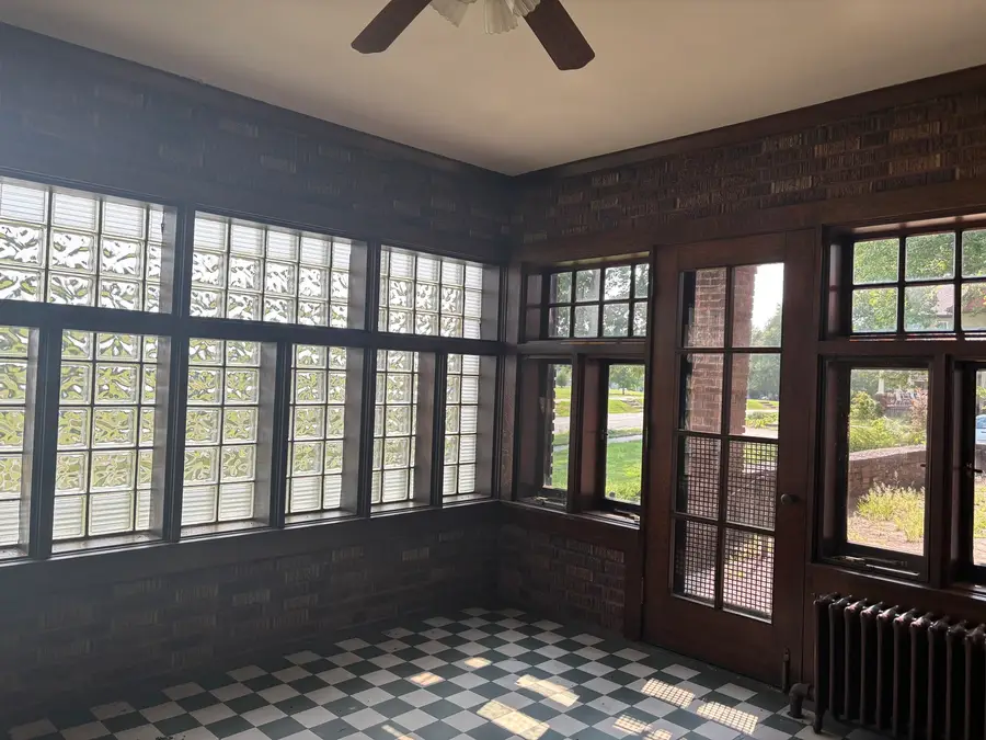 109 W Macon Street, Clinton, IL 61727 - #3