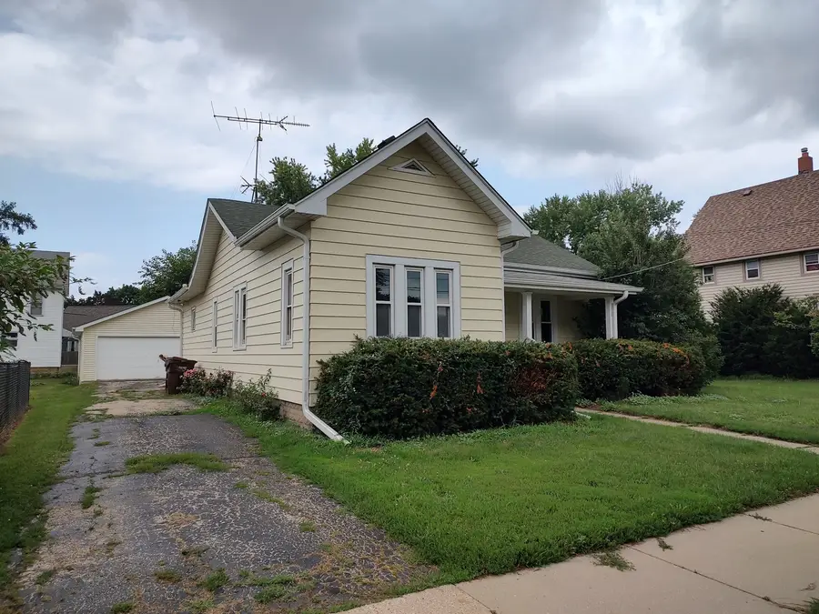 606 E Perry Street, Belvidere, IL 61008 - #2