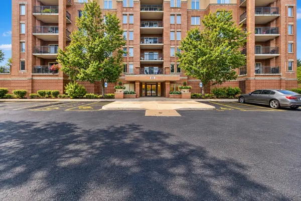635 Perrie Drive #605, Elk Grove Village, IL 60007