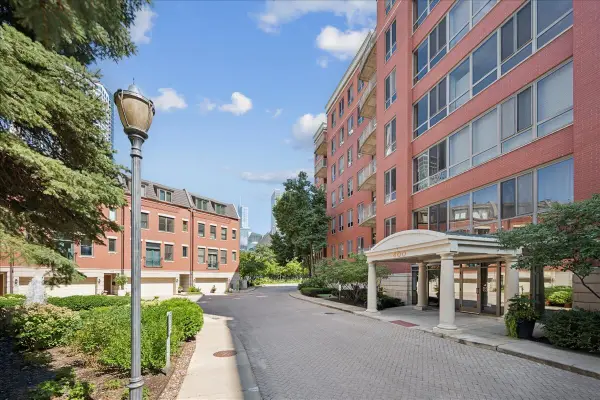 400 N Clinton Street #207, Chicago, IL 60654