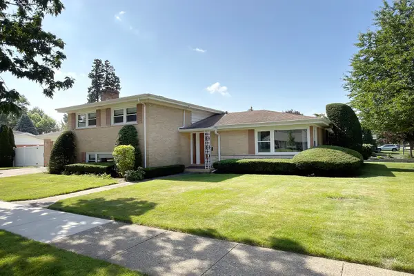801 S See Gwun Avenue, Mount Prospect, IL 60056