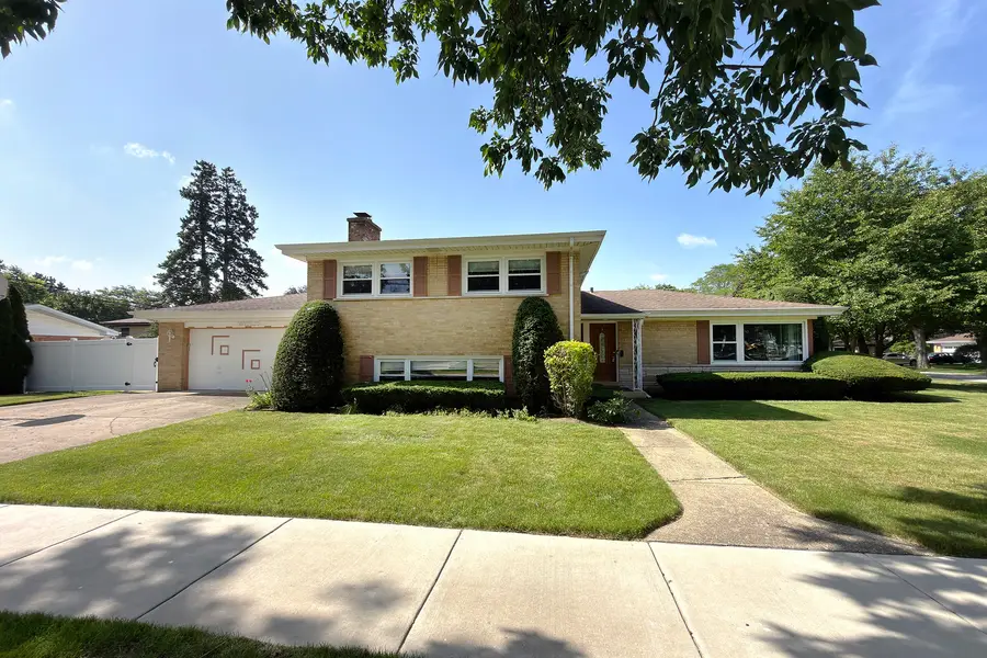 801 S See Gwun Avenue, Mount Prospect, IL 60056 - #2