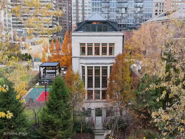 3026 N Lake Shore Drive, Chicago, IL 60657