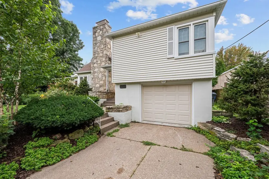 806 N 11th Street, Clinton, IA 52732 - #2