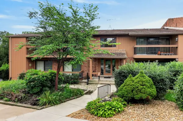 8090 Garfield Avenue #3-2, Burr Ridge, IL 60527