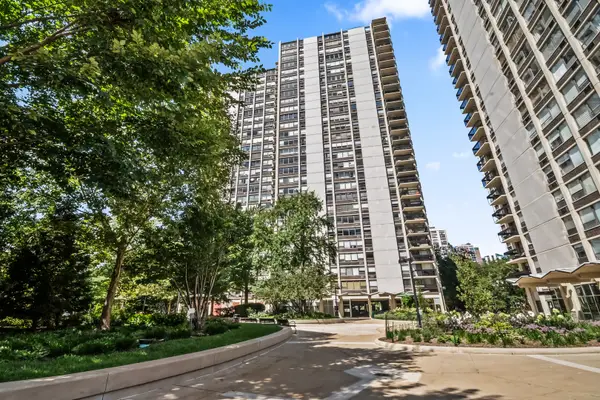 1360 N Sandburg Terrace #2912, Chicago, IL 60610