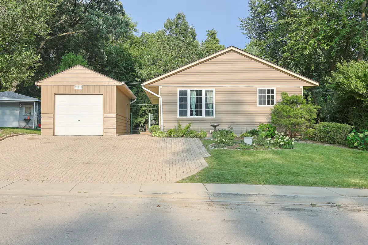 716 Navajo Drive, Carpentersville, IL 60110 - #1