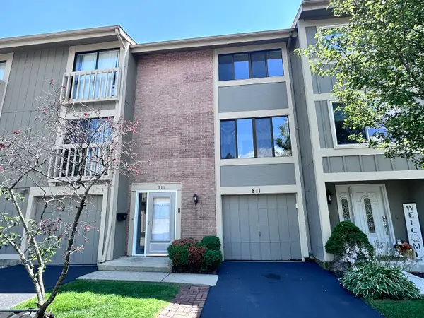 811 Shawnee Trail #811, Roselle, IL 60172