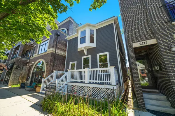2215 W Roscoe Street, Chicago, IL 60618