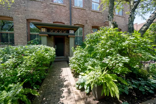 1701 W Terra Cotta Place #E, Chicago, IL 60614