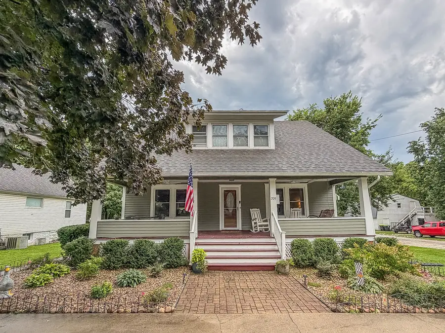 209 W Sangamon Street, Fisher, IL 61843 - #2