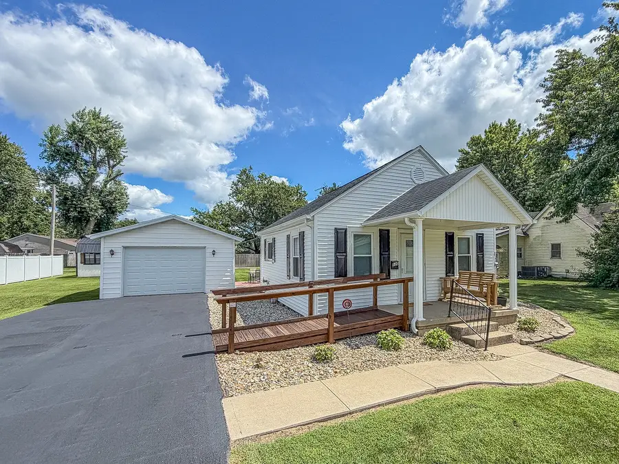 520 S 5th Street, Sullivan, IL 61951 - #2