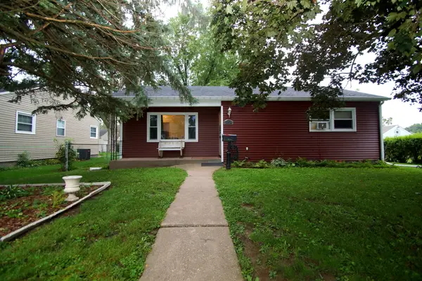 2729 Bellevue Avenue, Bettendorf, IA 52722