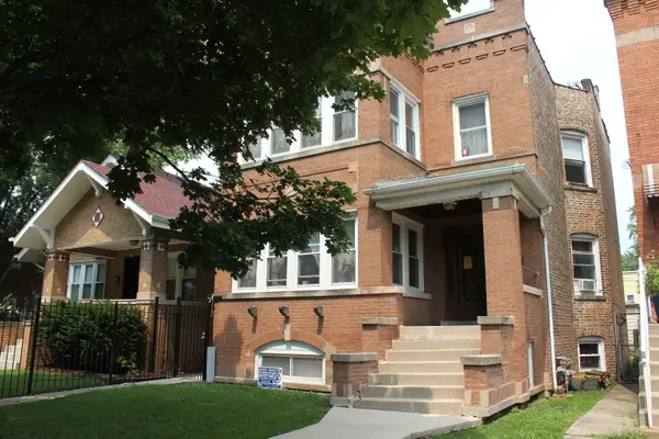 4054 W Oakdale Avenue, Chicago, IL 60641