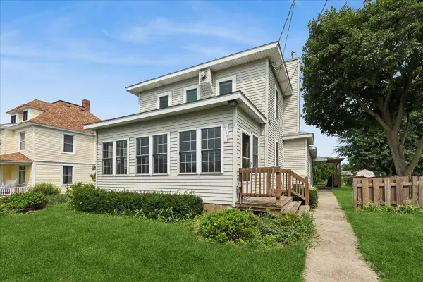10808 N Woodstock Street, Huntley, IL 60142