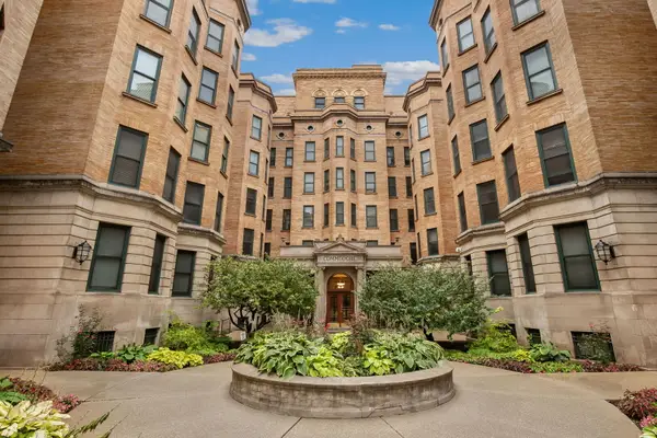 550 W Surf Street #302, Chicago, IL 60657