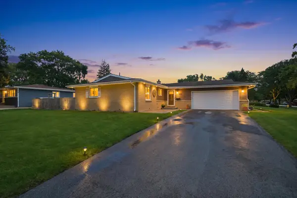 601 E Dogwood Lane, Mount Prospect, IL 60056