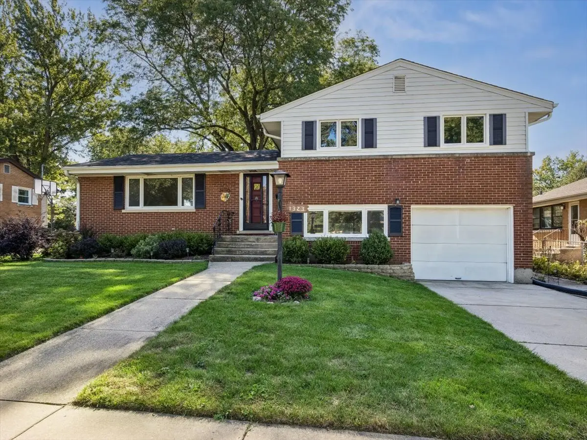 1323 W Sigwalt Street, Arlington Heights, IL 60005 - #1