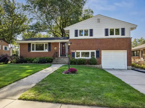 1323 W Sigwalt Street, Arlington Heights, IL 60005