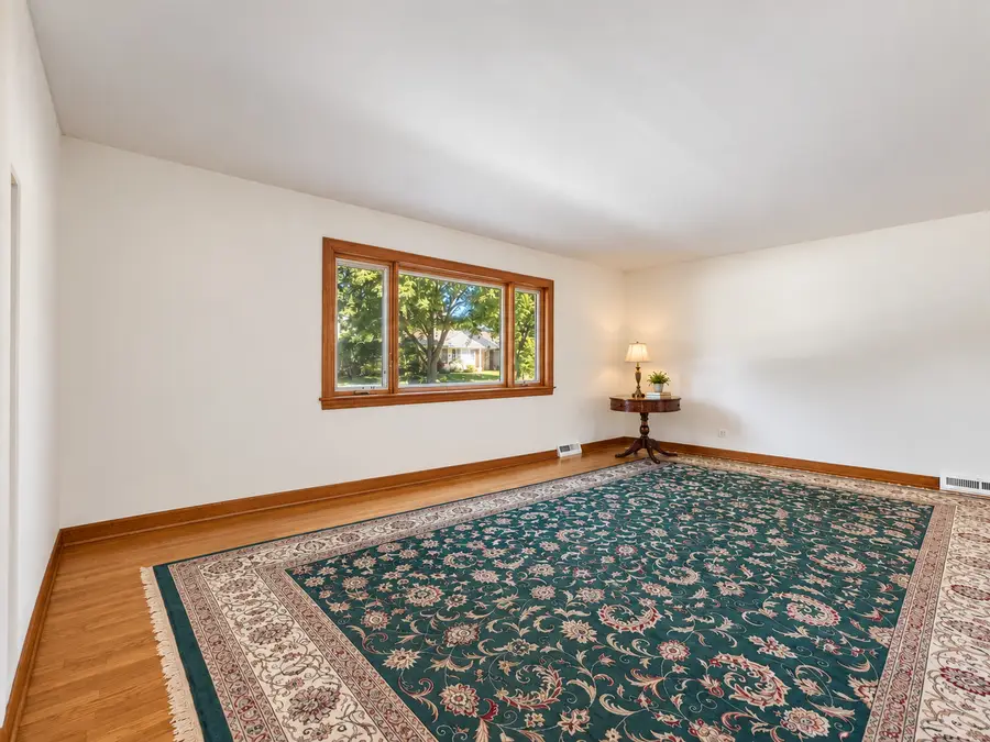 1323 W Sigwalt Street, Arlington Heights, IL 60005 - #2