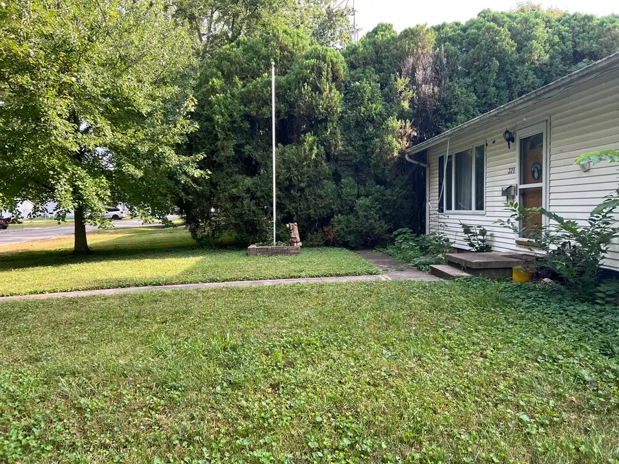 321 N Shelby Street, Moweaqua, IL 62550 - #2