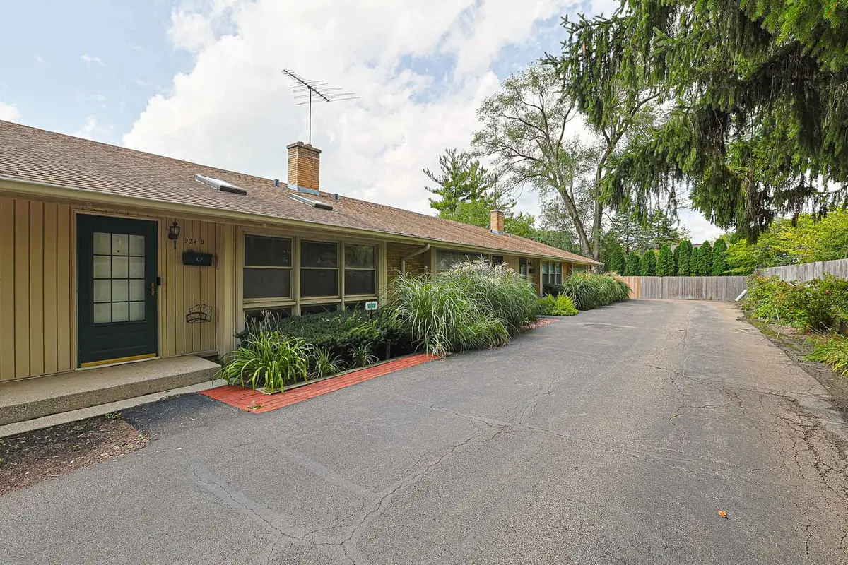 924 N Milwaukee Avenue #D, Libertyville, IL 60048 - #1