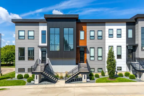 3255 Palmer Hills Court, Bettendorf, IA 52722