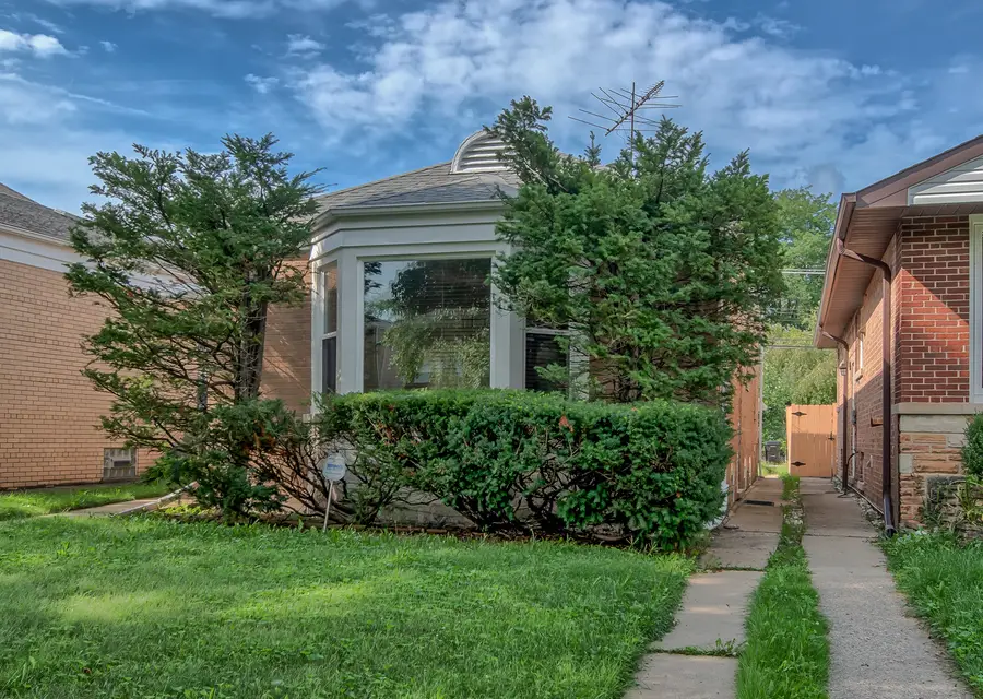 3110 W Jarvis Avenue, Chicago, IL 60645 - #2