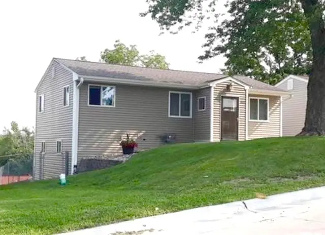 1222 15th Avenue S, Clinton, IA 52732 - #1