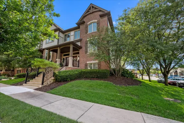 301 Brownstone Drive, St. Charles, IL 60174