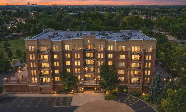 615 Perrie Drive #201, Elk Grove Village, IL 60007
