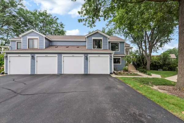 912 Manchester Circle, Schaumburg, IL 60193